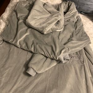 Comfy wearable blanket